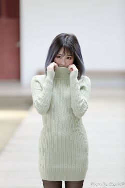 女生仙女棒坐着使用的仙女棒